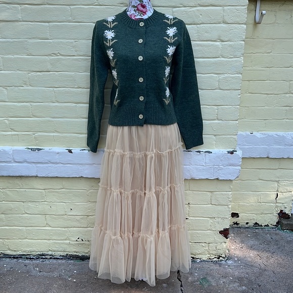 Lovely Green Embroidered Flower Detailed Button Front Cropped Cardigan - Picture 15 of 17